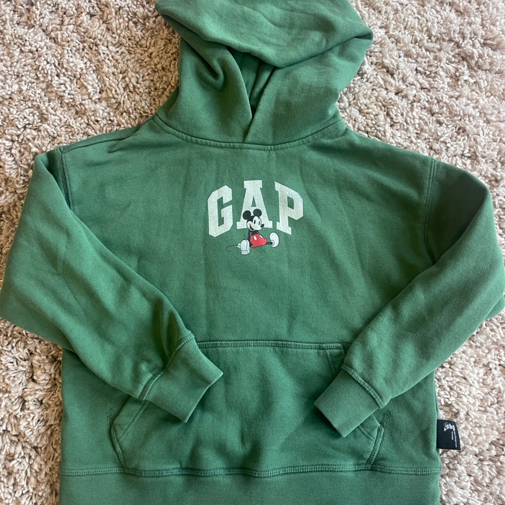 Gap/Disney boys sweatshirt. Green size small. Excellent condition. Cozy!